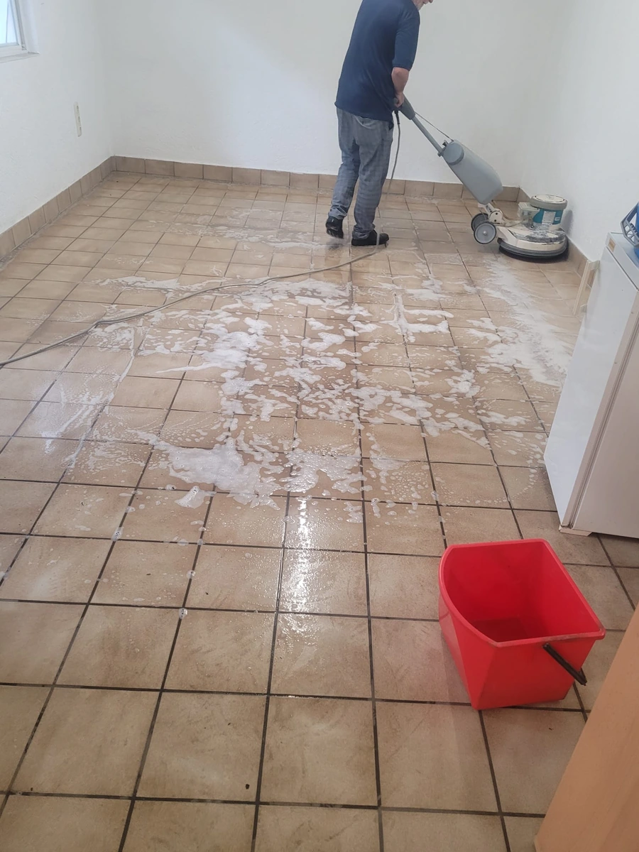 Maschinelle Grundreinigung eines Fliesenbodens durch Veliz
