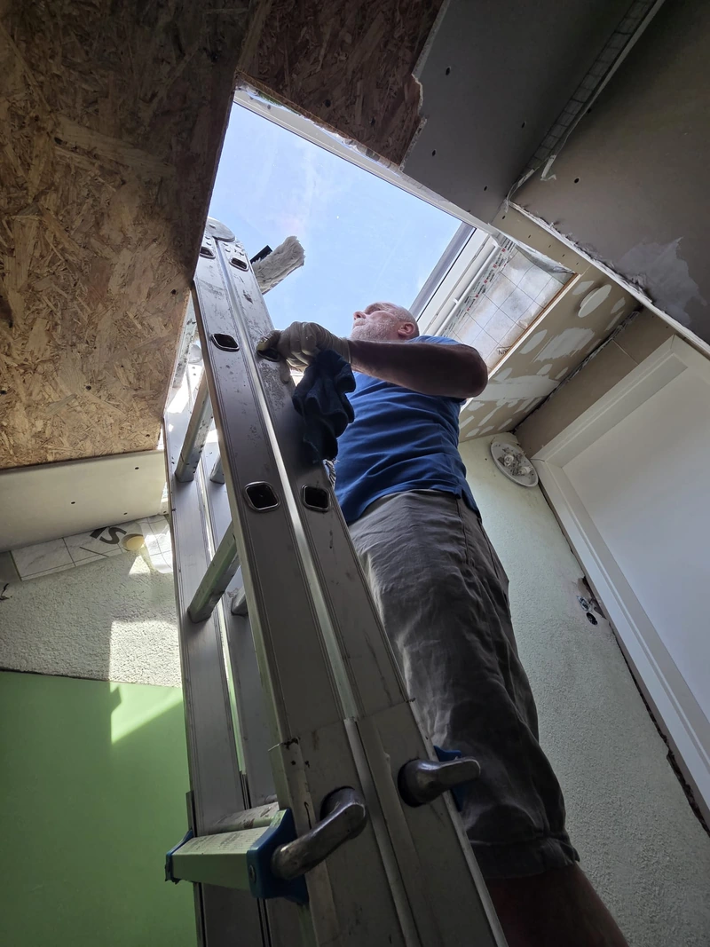 Glasreinigung im Treppenhaus mit Leiter und Einwascher
