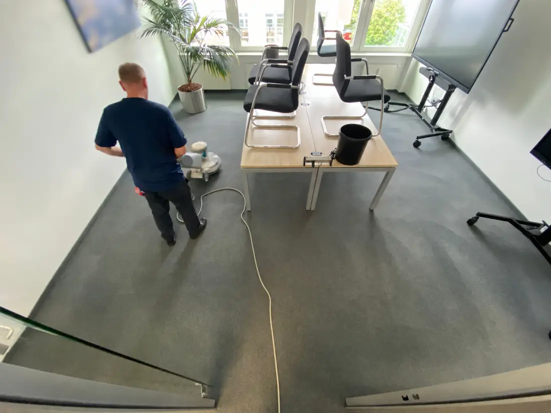 Veliz-Mitarbeiter bei der Teppichreinigung in einem Büro