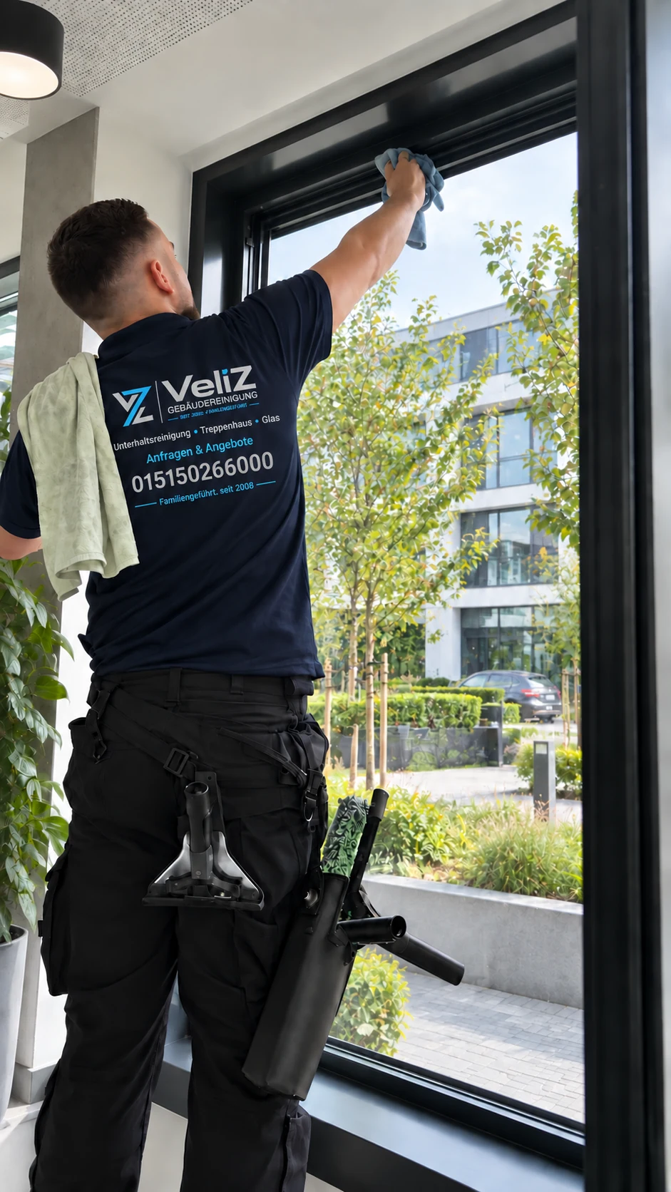 Veliz-Mitarbeiter reinigt Glasfläche und Fensterrahmen