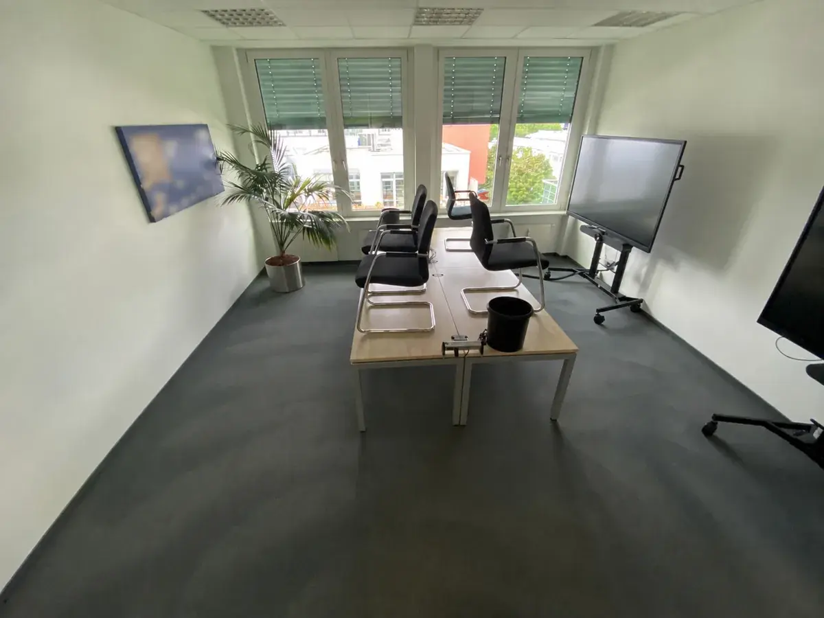 Bürofläche nach der Teppichreinigung