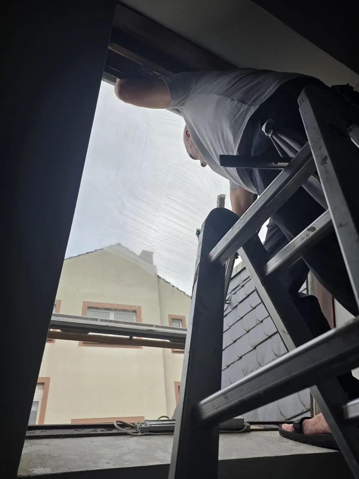 Weitere Aufnahme der Glasreinigung im Treppenhaus