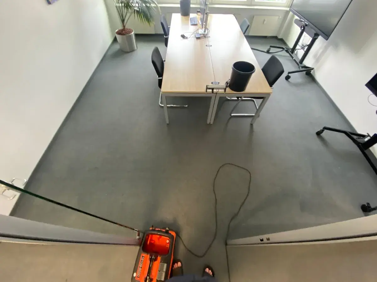 Bürofläche vor der Teppichreinigung