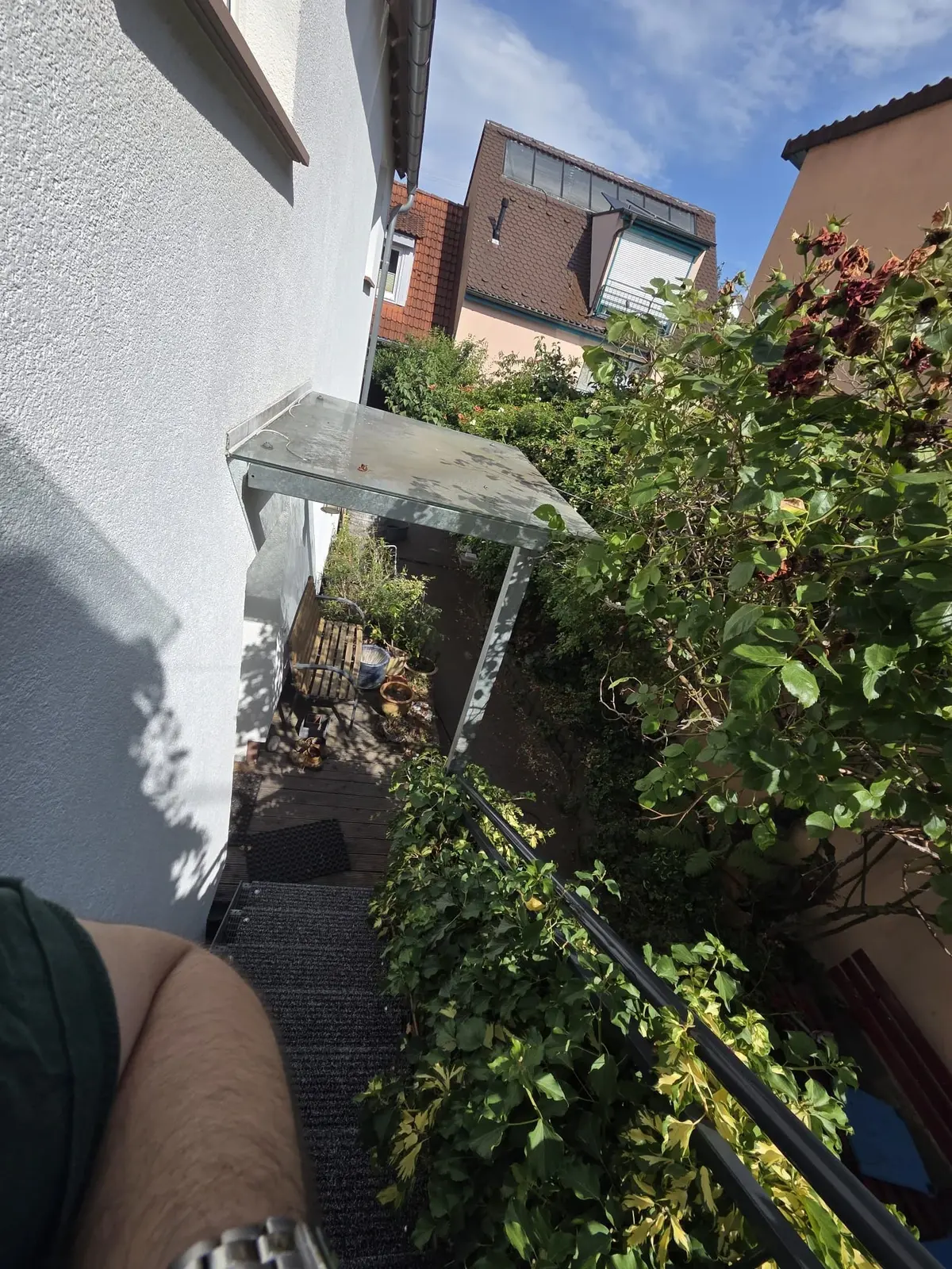 Verschmutztes privates Glasvordach vor der Reinigung