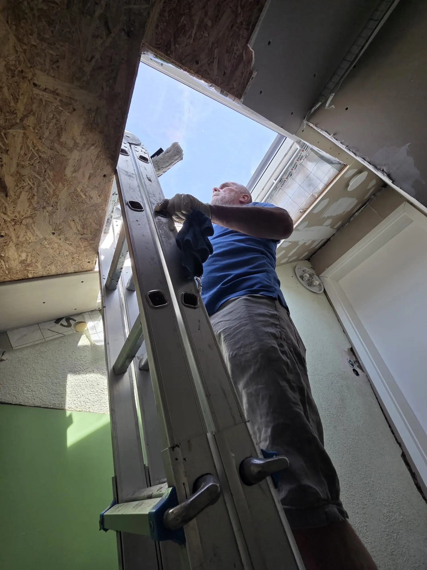 Veliz-Mitarbeiter bei der Glasreinigung in einem Treppenhaus