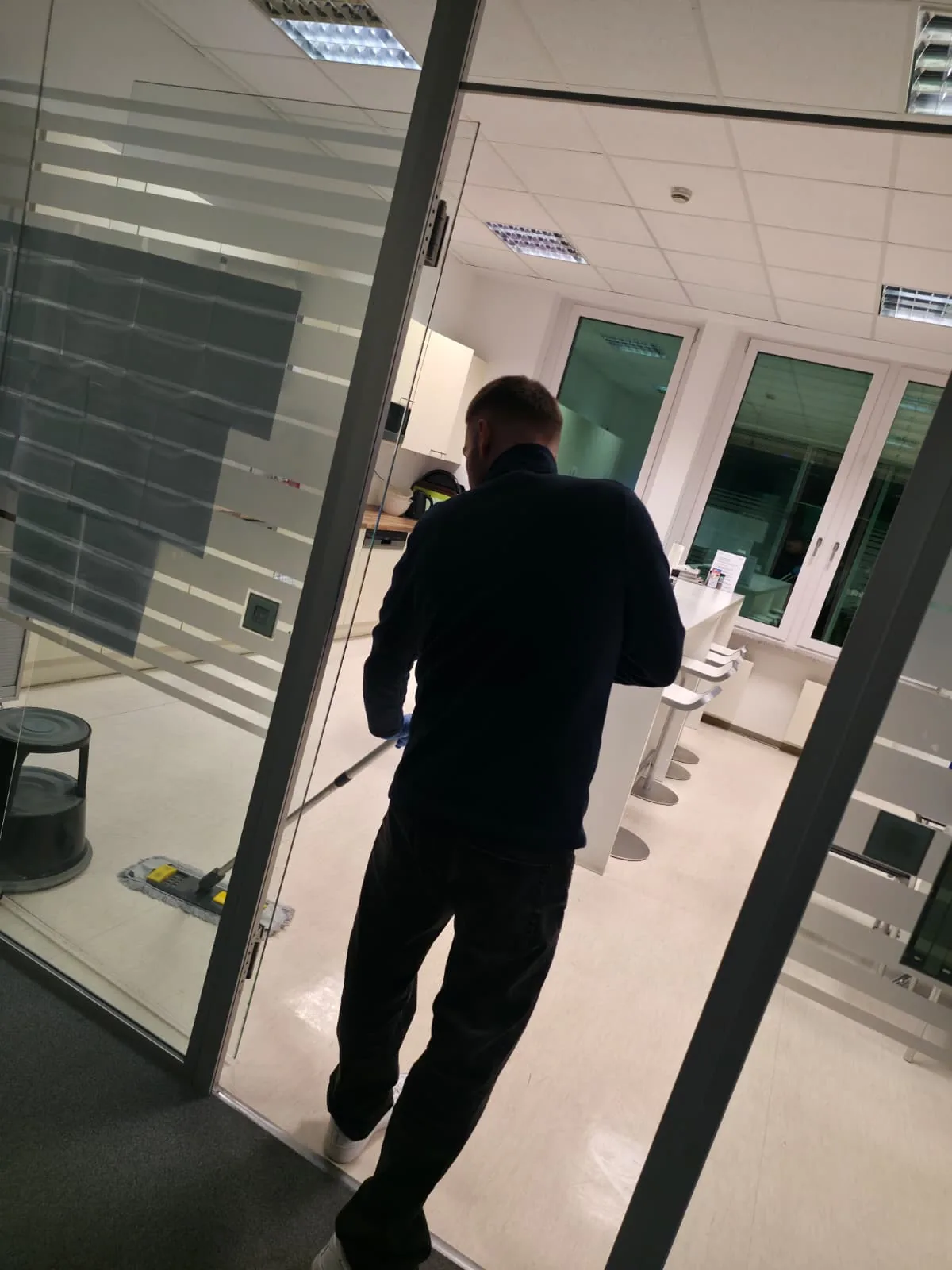 Veliz-Mitarbeiter beim Wischen eines Küchenbodens in einem gewerblich genutzten Raum